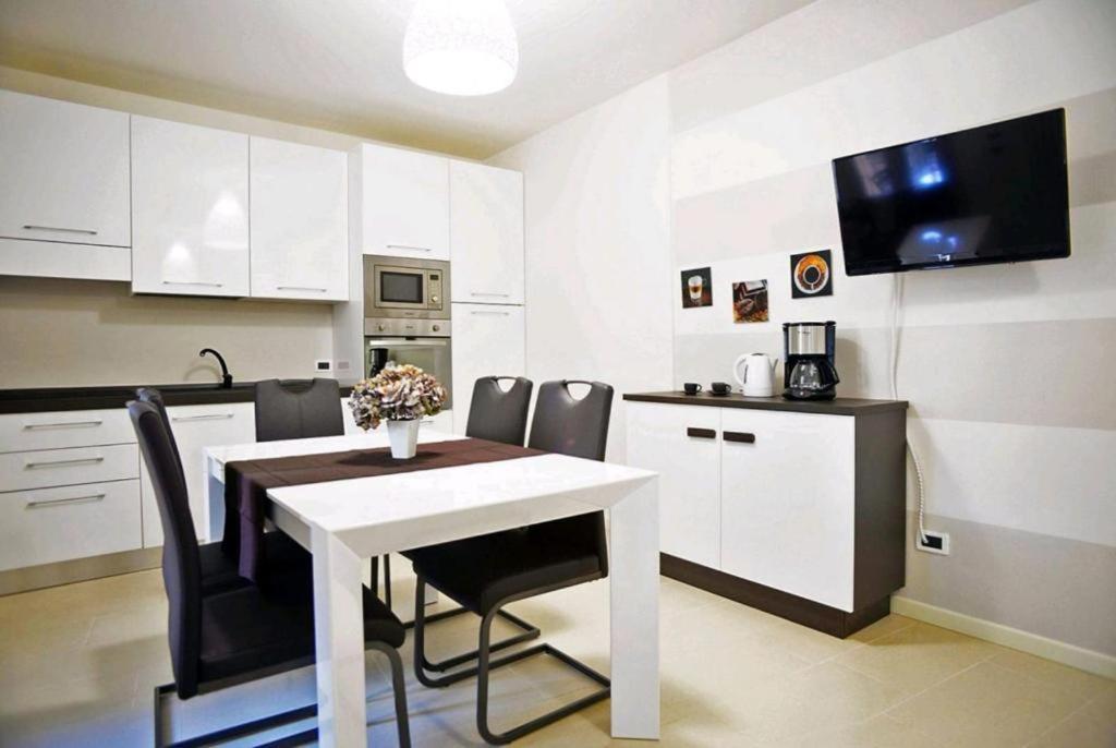 Ventuno - Modern Apartment - Country & Lake โลเวเร ภายนอก รูปภาพ