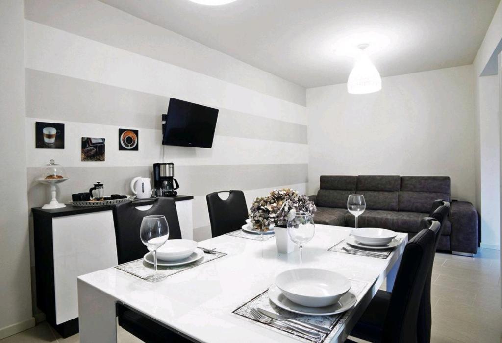 Ventuno - Modern Apartment - Country & Lake โลเวเร ภายนอก รูปภาพ
